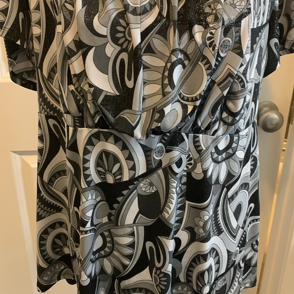 Woman’s short sleeve top in black and grey with geometric pattern. - Picture 3 of 8